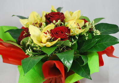 BOUQUET DE ROSES ET CYMBIDIUM